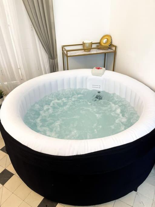 LimayRomantique Jacuzzi, Au Chateau A 30 Min De Parisアパートメント エクステリア 写真